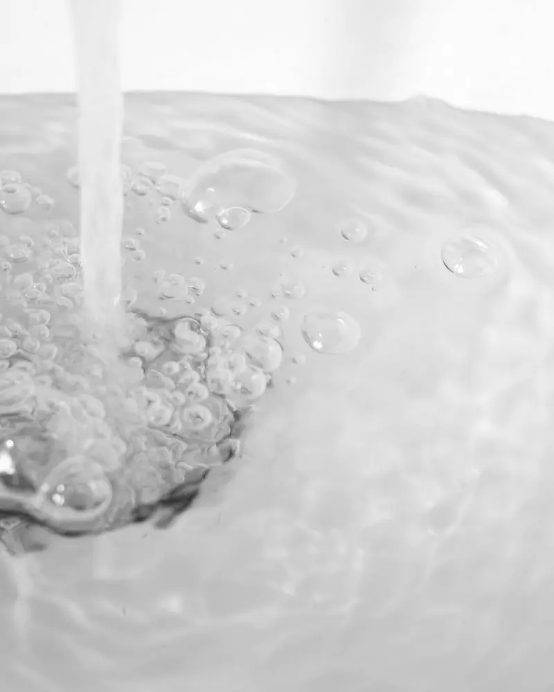 Eau qui s’évacue par une bonde