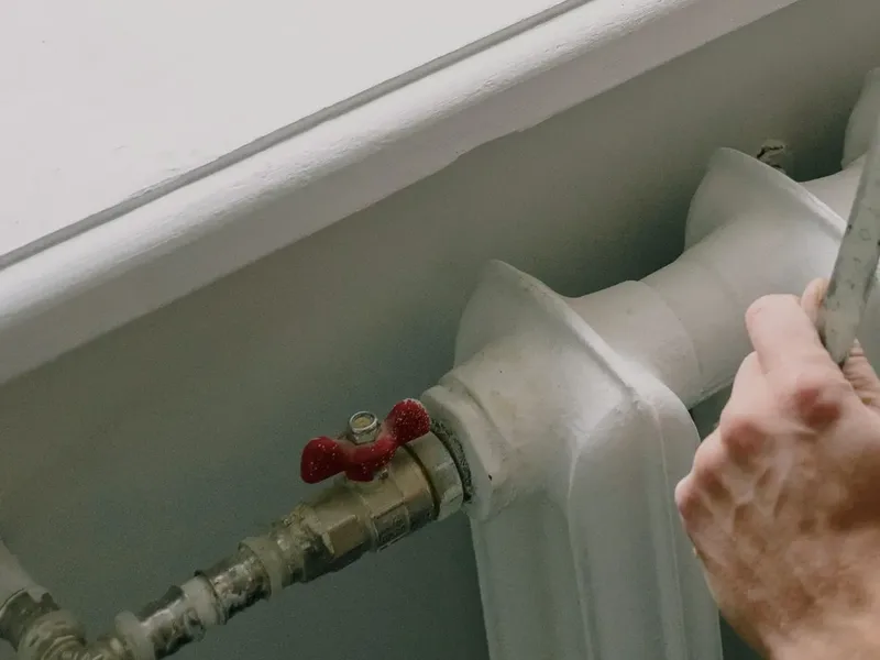Robinet d’arrêt et canalisation de chauffage raccordés à un radiateur
